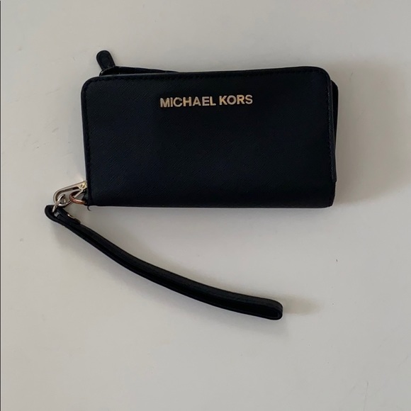 Michael Kors Handbags - Michael Kors iPhone Wallet
